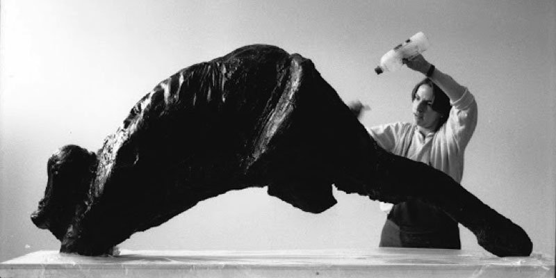 Eli Benveniste patinerer skulpturen Hvor var vi lykkelige. (Foto: Heine Pedersen)